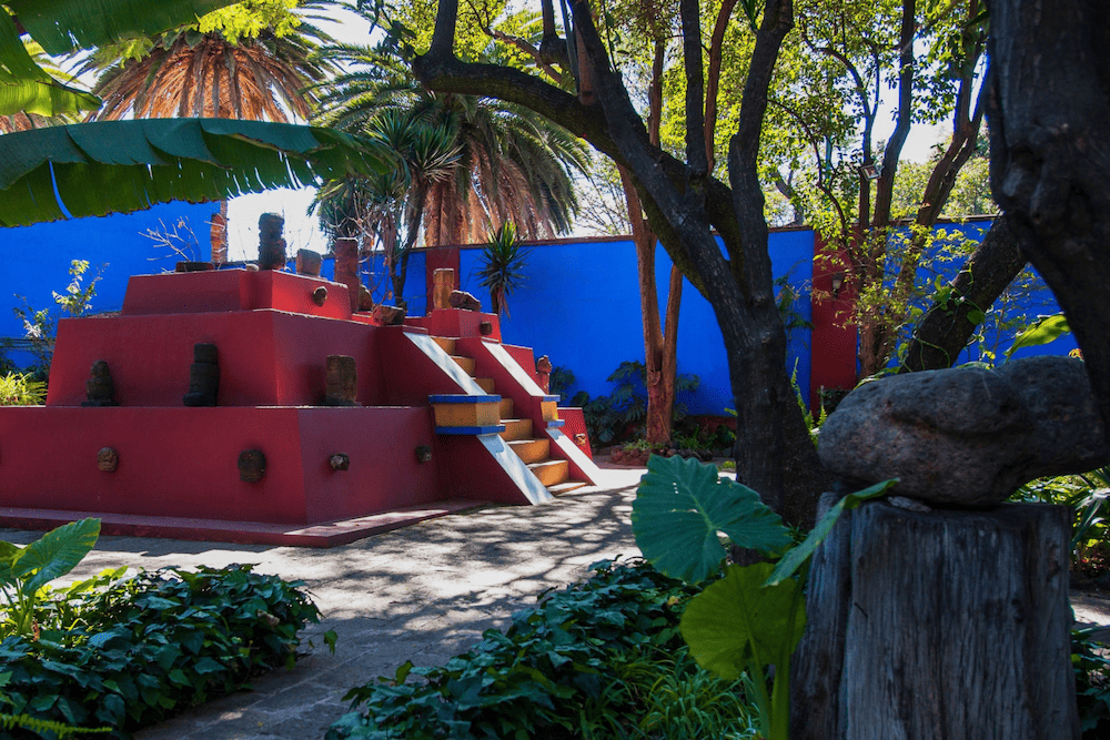 A red and blue building at the Frida Kahlo Museum.